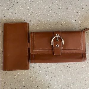 brown Coach wallet☀️
